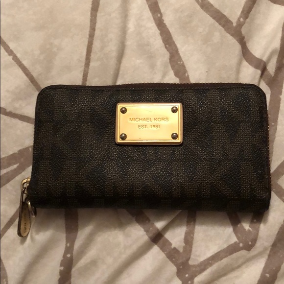 Micheal Kors Wallet❣️ - Picture 1 of 5